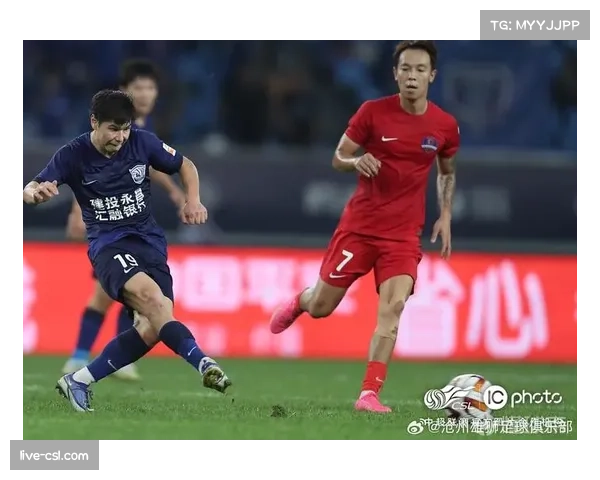 更衣室特写：沧州雄狮主帅中场休息的战术调整纸条在赛后曝光